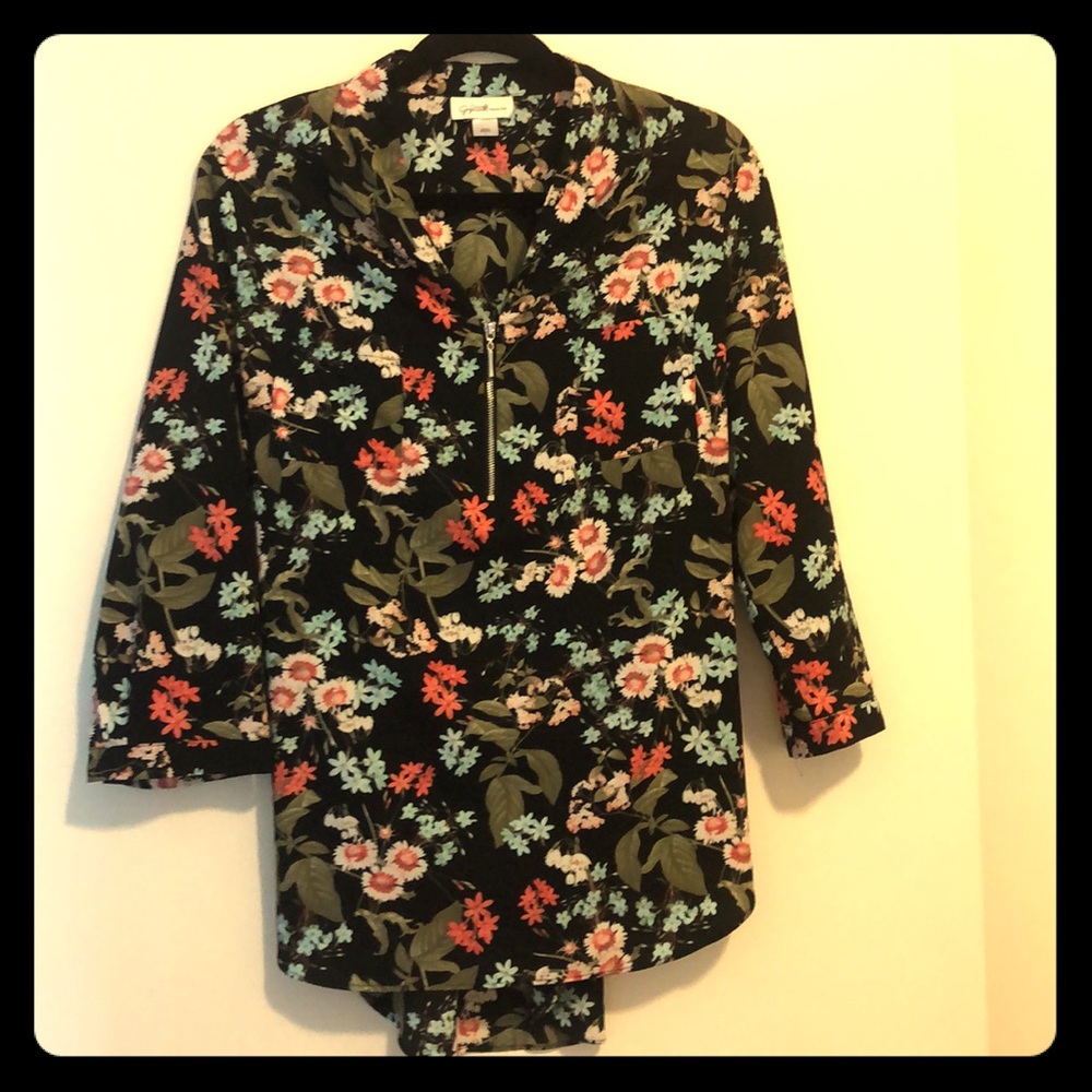 Like New! 3/4 Sleeve Floral Black Top